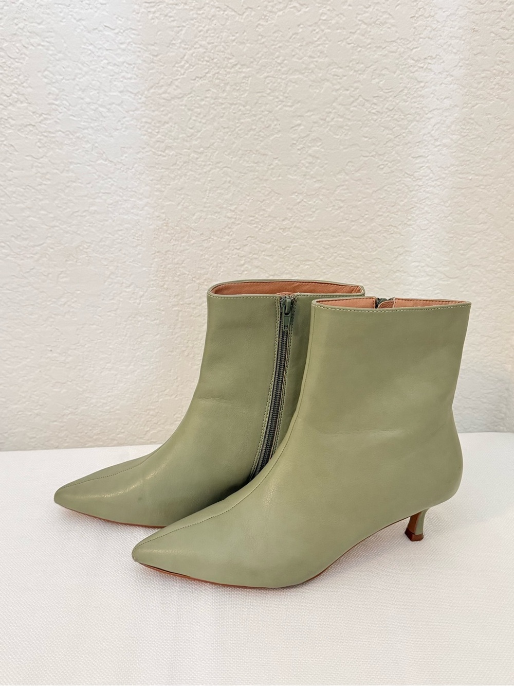 Journee Collection Arely Green Pointed Toe Kitten Heel Ankle Boots Size 10